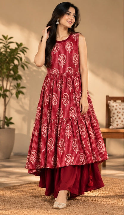 Women's Maroon Red Bandhani Printed Sleeveless Tiered Anarkali Dress